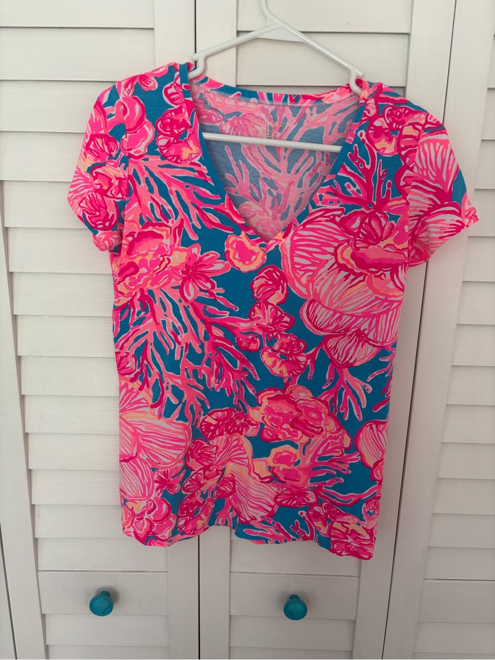 Lilly Pulitzer Ladies Floral V-Neck Tee in Hot Pink & blue